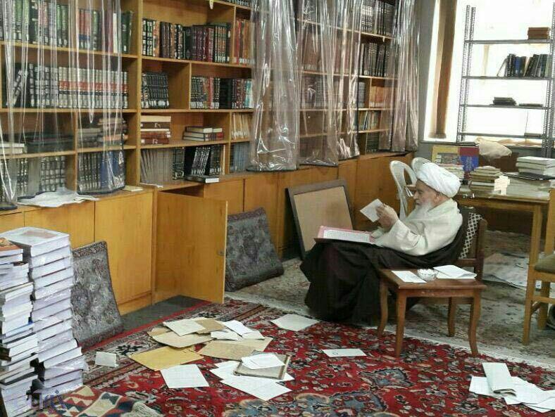 آیت الله صافی گلپایگانی در اتاق مطالعه شخصی اش (عکس) آیت الله صافی گلپایگانی در اتاق مطالعه شخصی اش (عکس)