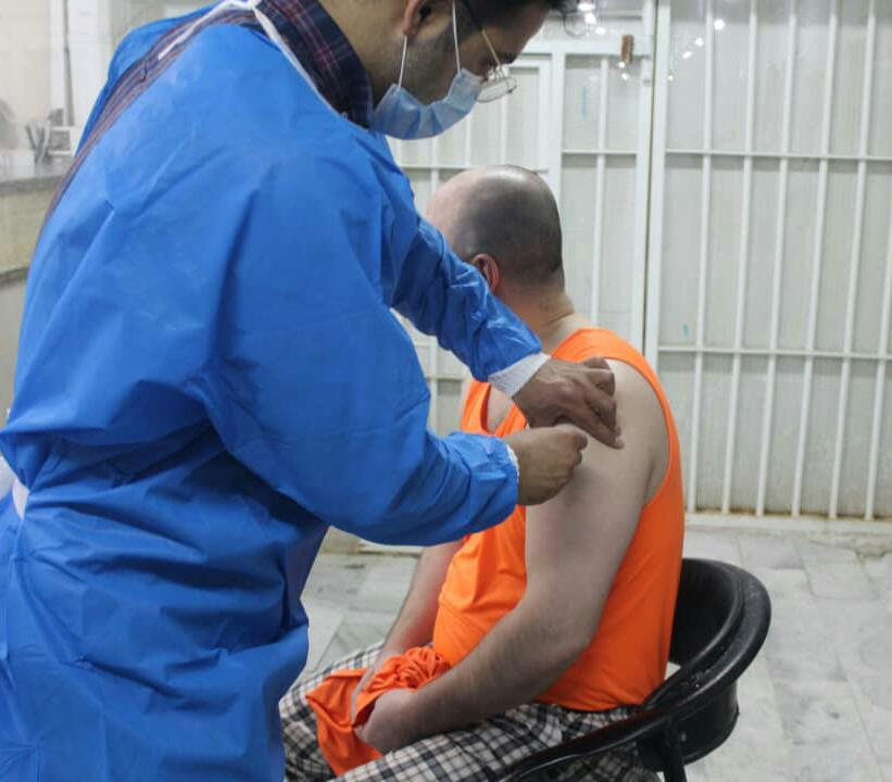 تمام مددجویان قزلحصار و رجایی شهر واکسن کرونا تزریق کردند تمام مددجویان قزلحصار و رجایی شهر واکسن کرونا تزریق کردند