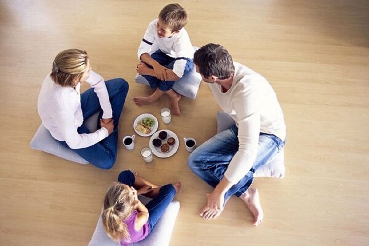 چرا میگن موقع خوردن غذا صحبت نکنید؟ چرا میگن موقع خوردن غذا صحبت نکنید؟