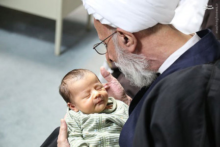 اذان گفتن آیت الله مصباح یزدی در گوش یک نوزاد (عکس)