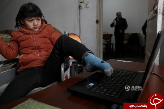 رمان نویسی دختر معلول با یک پا (+عکس)