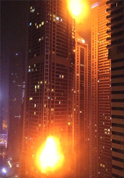 آتش‌سوزی در آسمان خراشی در دبی (+عکس)