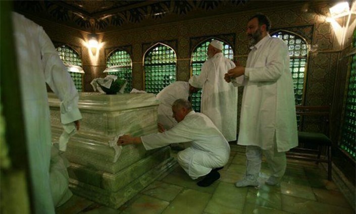 هاشمی رفسنجانی، بدون لباس روحانیت و در حال غبارروبی (عکس)
