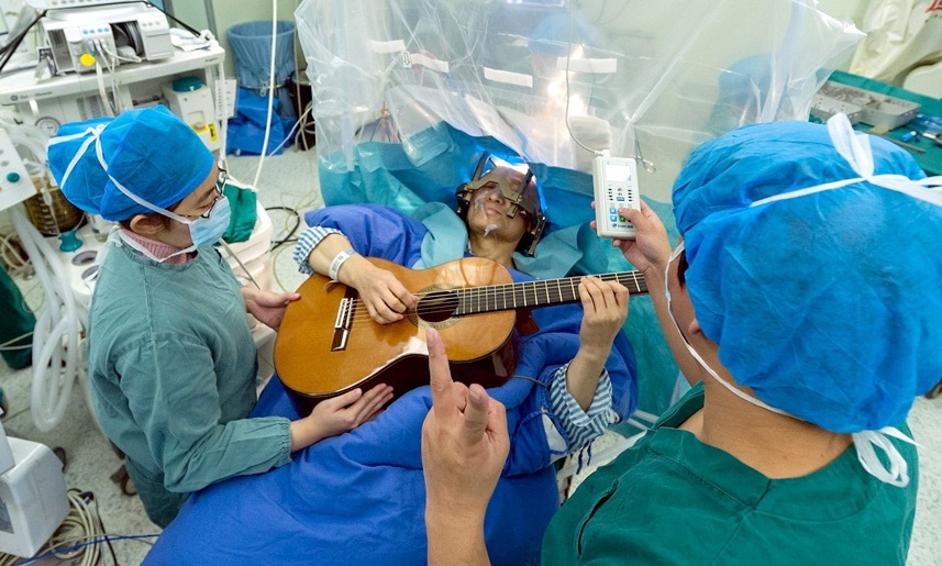 نواختن گیتار حین عمل جراحی (عکس)