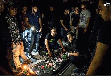 طرفداران مرتضی پاشایی بر مزار وی در شب قدر (عکس)