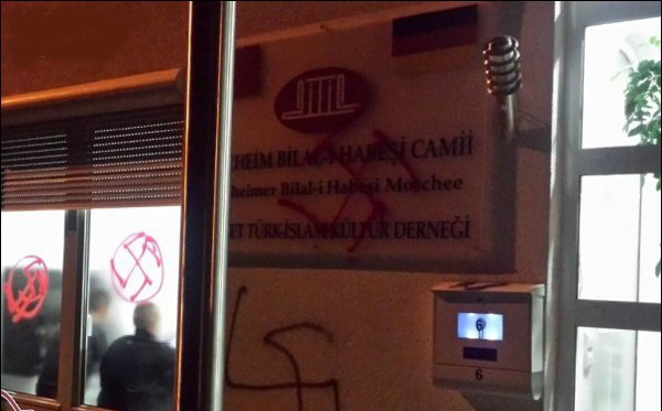 نماد هیتلر روی دیوار مسجد بلال (+عکس)