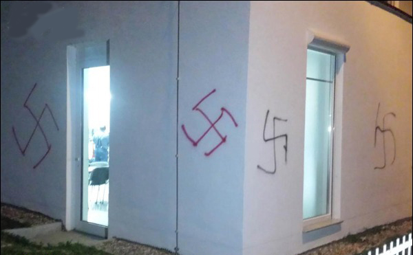 نماد هیتلر روی دیوار مسجد بلال (+عکس)