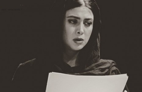 آزاده صمدی در حال نمایشنامه خوانی (عکس)