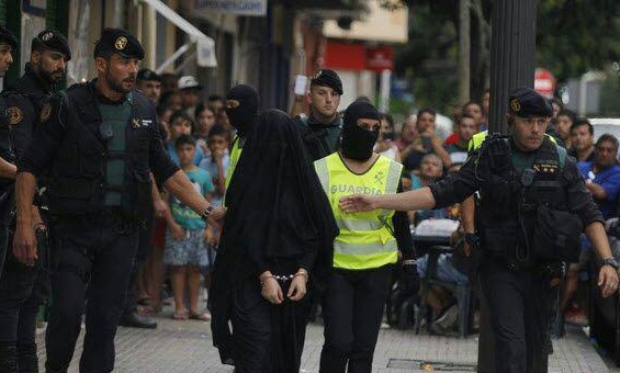پلیس اسپانیا یک دختر 18 ساله داعشی را دستگیر کرد (+عکس)