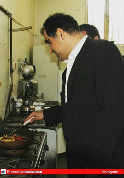 آشپزی آقای وزیر در سفر همدان (عکس)