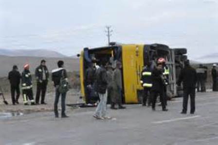 واژگونی اتوبوس در آزاد راه قزوین با 18 مصدوم