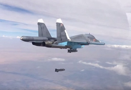 لحظه برخورد موشک روسی با پایگاه داعش (+عکس)