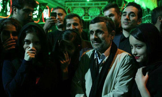 سلفی دختران با احمدی‌نژاد (عکس)