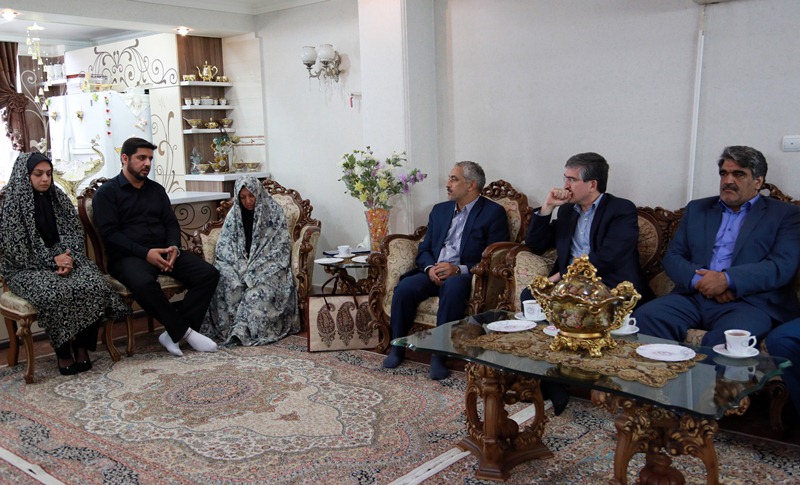 دیدار مدیرعامل بانک توسعه تعاون با یک خانواده شهید