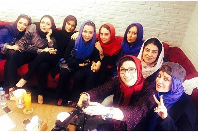 ​فقیهه سلطانی با بازیگران معروف زن در حال تماشای دربی! (عکس)