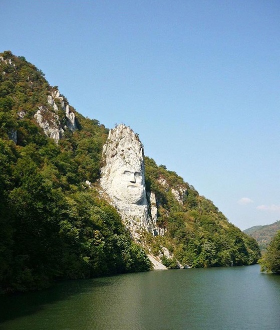 تندیس دسیبالوس بزرگترین حکاکی سنگی اروپا (عکس)