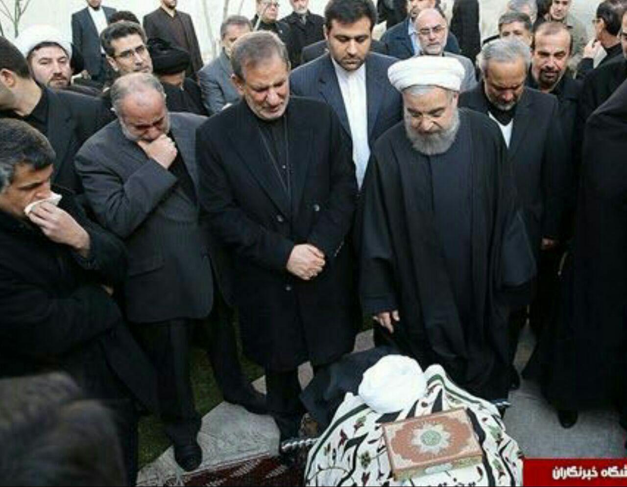 وداع روحانی و جمعی از اعضای کابینه با پیکر آیت الله هاشمی رفسنجانی (عکس)