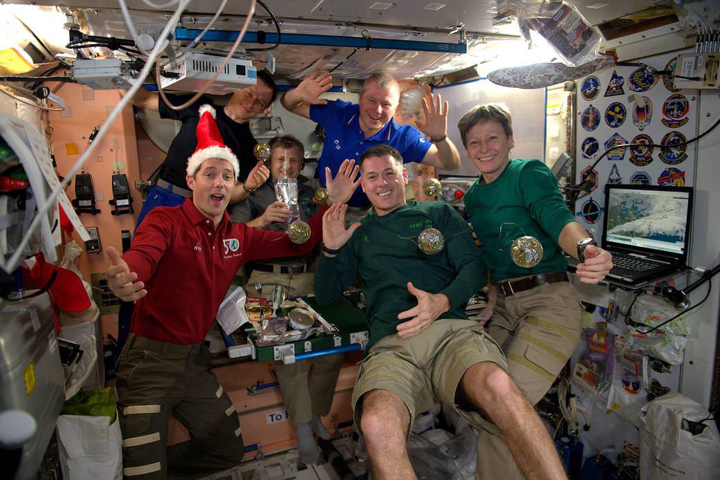 جشن کریسمس در ایستگاه فضایی (عکس)