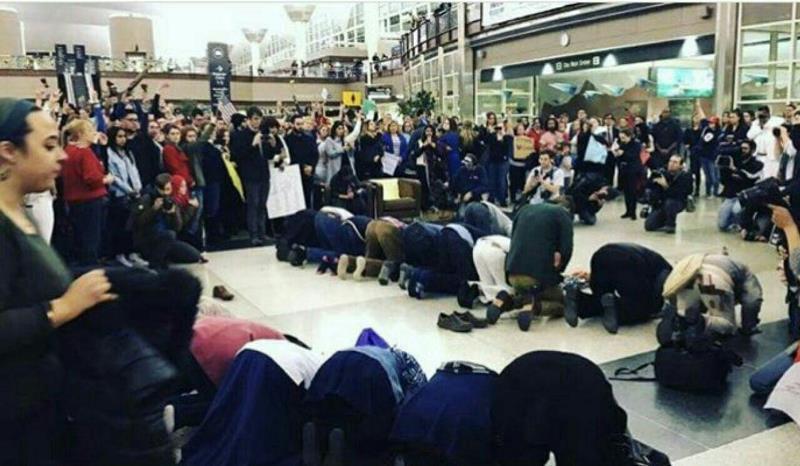 حلقه حفاظتی مردم در حمایت از مسلمانان در فرودگاه دنور آمریکا (عکس)