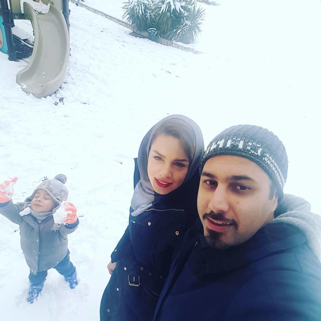 «احسان خواجه امیری» و خانواده مشغول برف بازی (عکس)