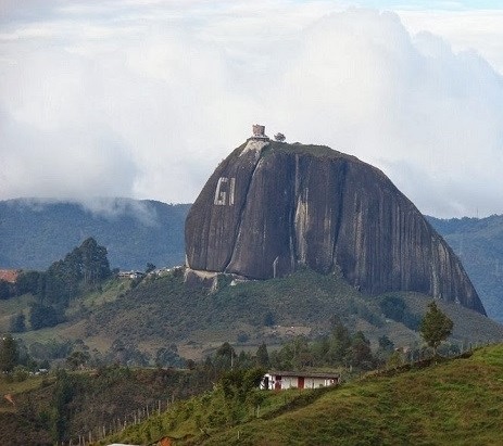 صخره دیدنی «گواتاپی» در کلمبیا (عکس)