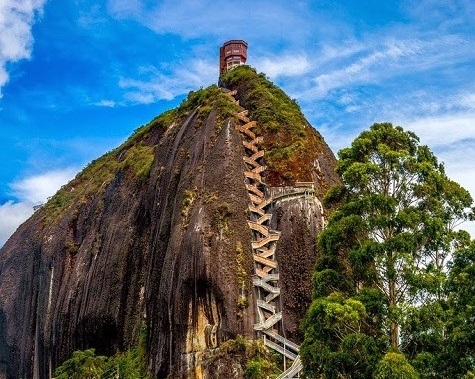 صخره دیدنی «گواتاپی» در کلمبیا (عکس)