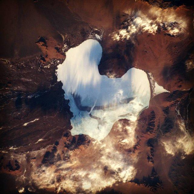 ثبت تصویر دریاچه ای قلبی شکل از فضا