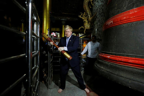 وزیر امور خارجه انگلیس در حال نواختن ناقوس یک معبد در میانمار