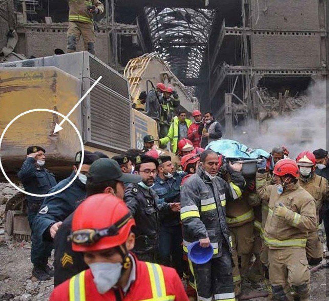 احترام افسر نیرو انتظامی به پیکر یکی از آتش نشانان پلاسکو (عکس)