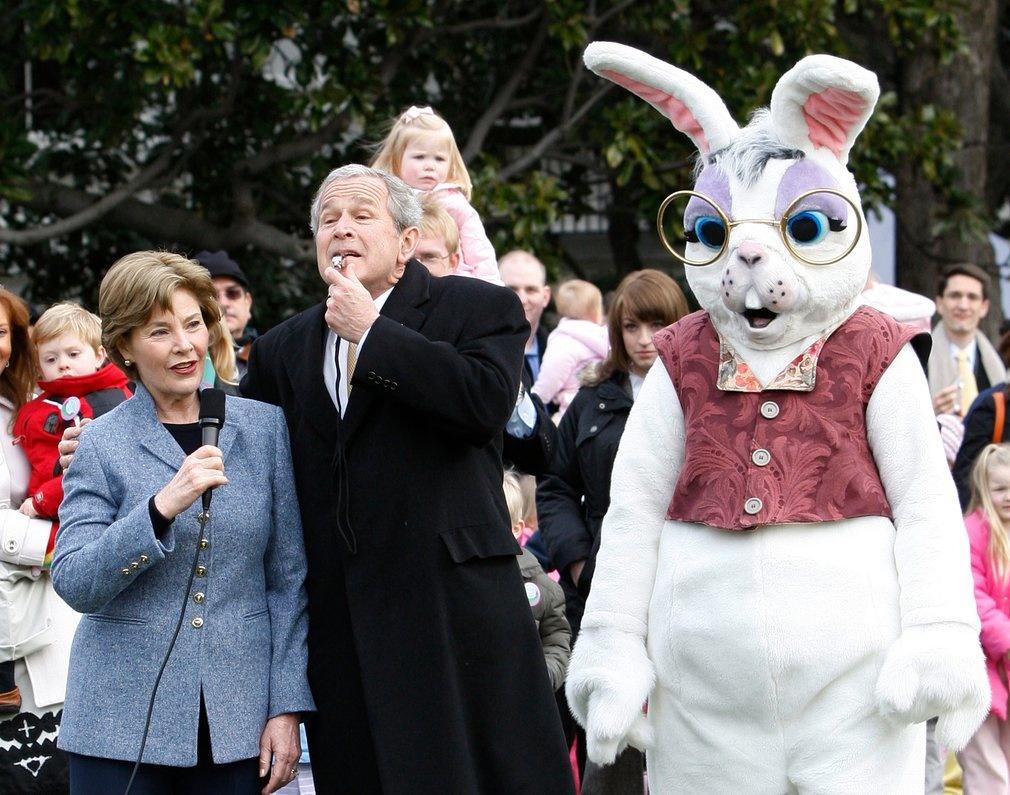 سخنگوی جدید کاخ سفید در لباس خرگوش! (عکس)