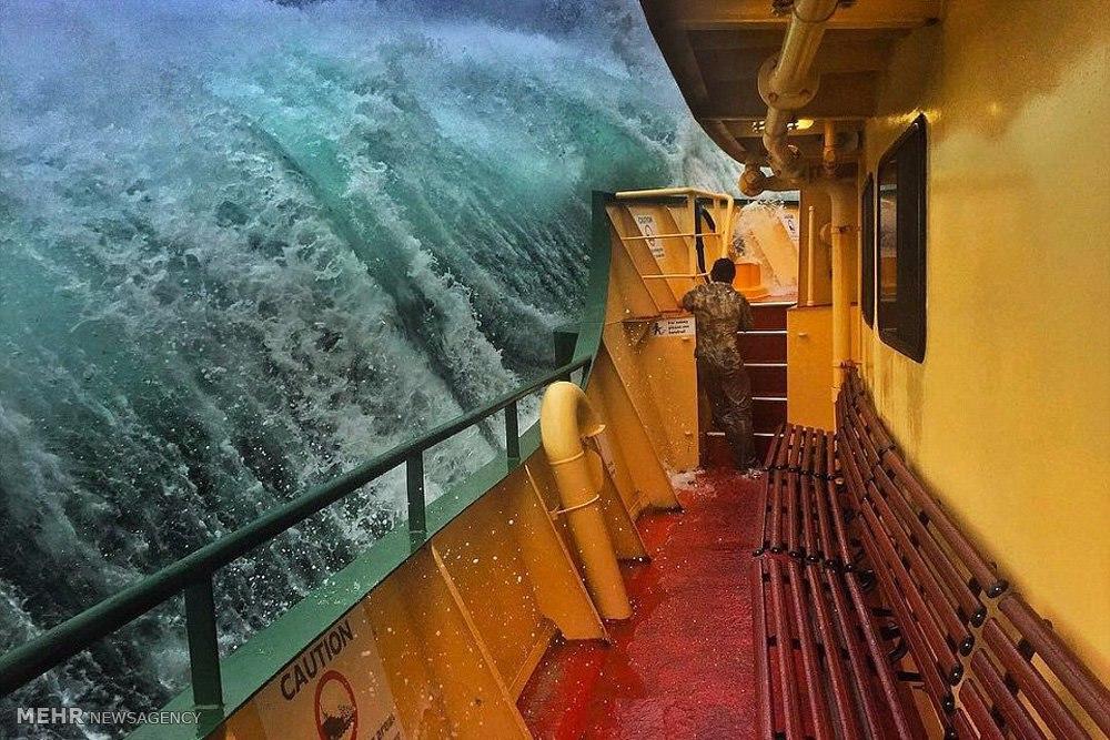 لحظه‌ برخورد امواج دریا با کشتی (عکس)