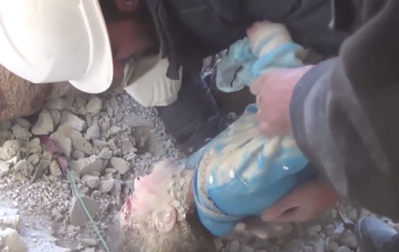 نجات معجزه آسای دختر سوری از زیر آوار (+عکس)