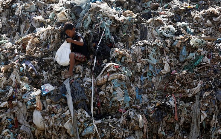 تلاش کودک کامبوجی برای پیدا کردن زباله قابل بازیافت؛ پنوم پن(عکس)