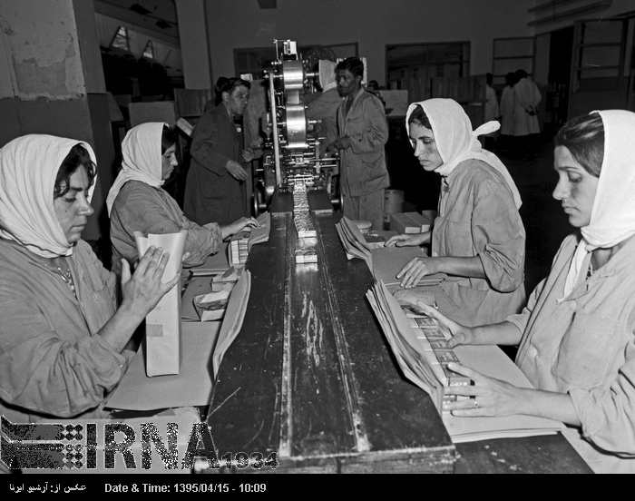 بازدید دانشجویان از کارخانه دخانیات ایران (عکس)