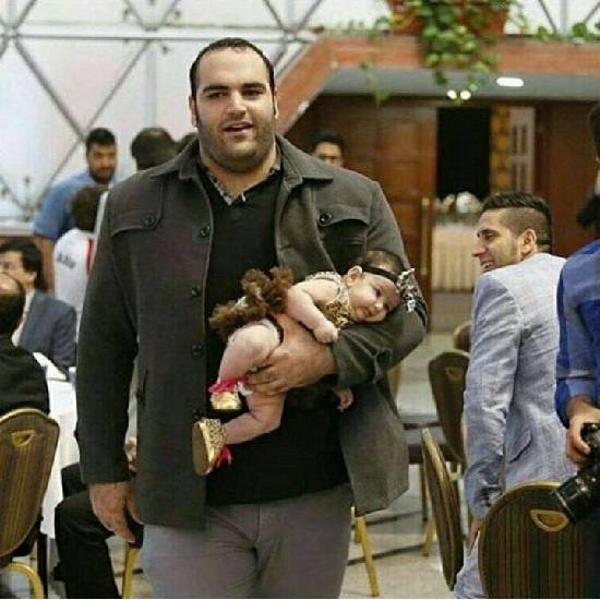 نوزاد در آغوش بهداد سلیمی غول پیکر (عکس)