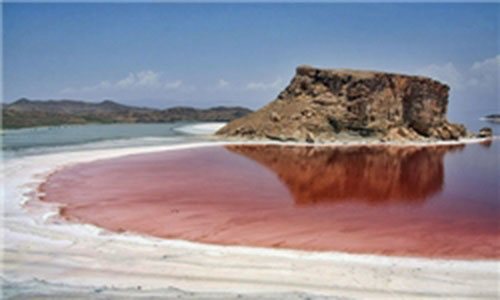دریاچه ارومیه سرخ شد (+عکس)