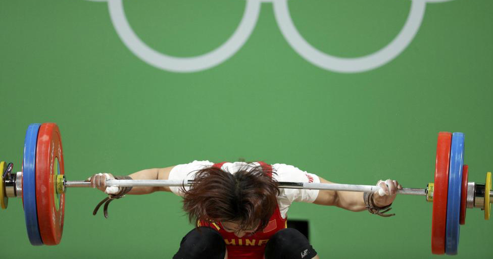 خطری که از بیخ‌گوش وزنه‌بردار زن چین گذشت(عکس)