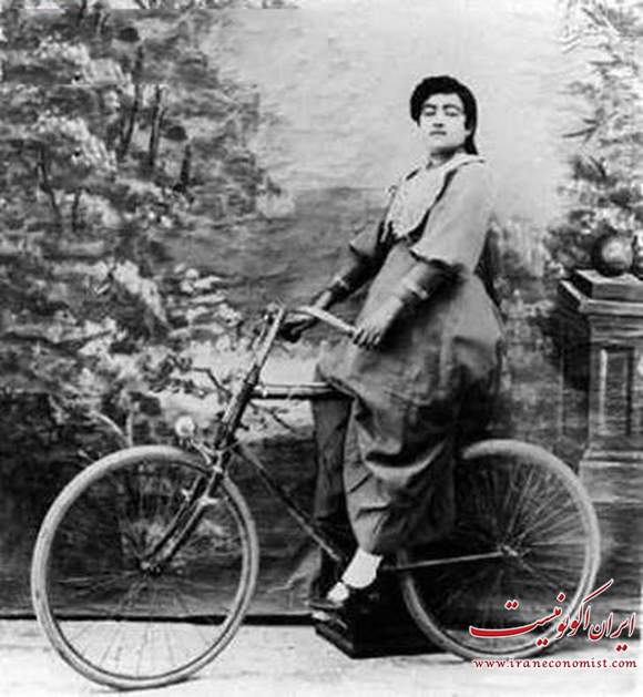 زن دوچرخه سوار در عهد قاجار(عكس)