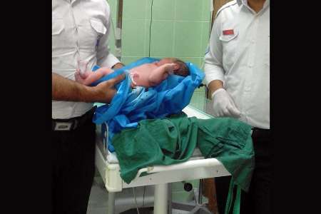 تولد نوزاد در آمبولانس(+عکس)