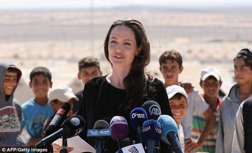 بازدید آنجلینا جولی از کمپ آوارگان در اردن (+عکس)