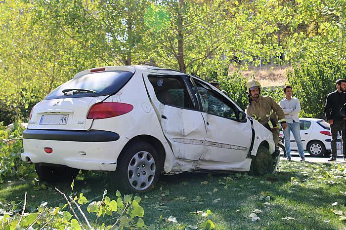 واژگونی خودرو سواری در بزرگراه کردستان(عکس)