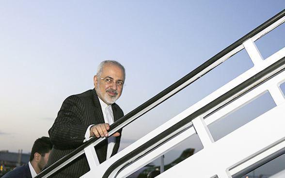 محمد جواد ظریف در راه سفر به لوزان (عکس)