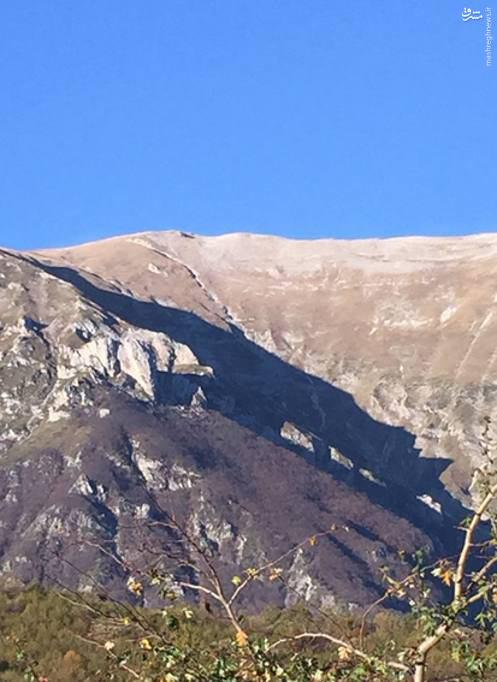 شکافته‌شدن کوه در پی زلزله مهیب ایتالیا! (عکس)