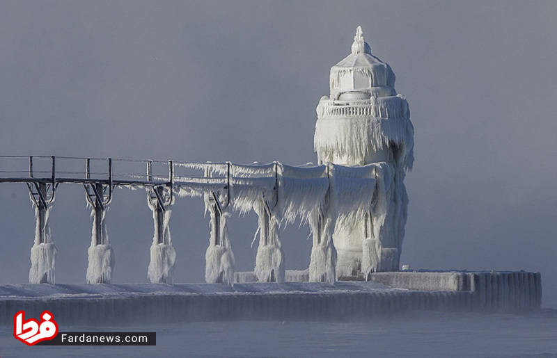 یخ زدن جالب فانوس دریایی در میشیگان (عکس)