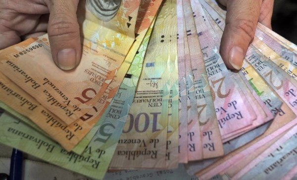 کاهش ارزش پول ملی ونزوئلا/ نگرانی از تورم 400 درصدی