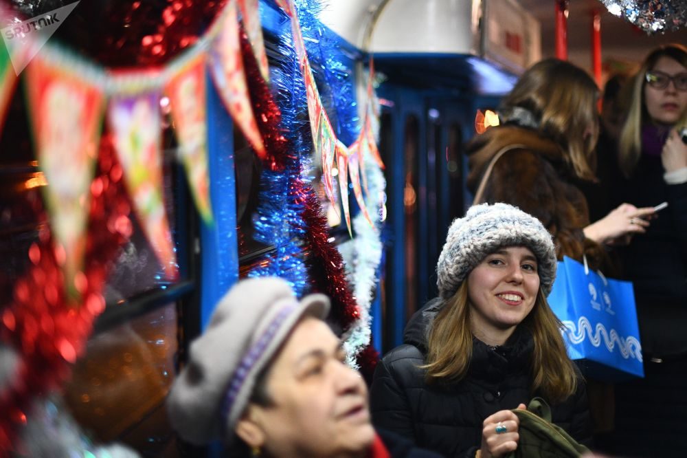 تراموای سال نو در خیابان های مسکو (عکس)