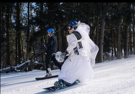 مراسم عروسی حین اسکی بازی! (+عکس)