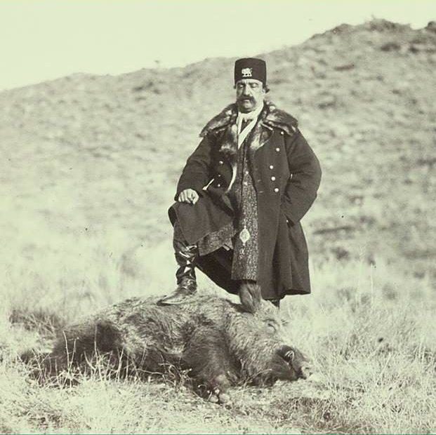 شکار گراز توسط ناصرالدین شاه  (عکس)