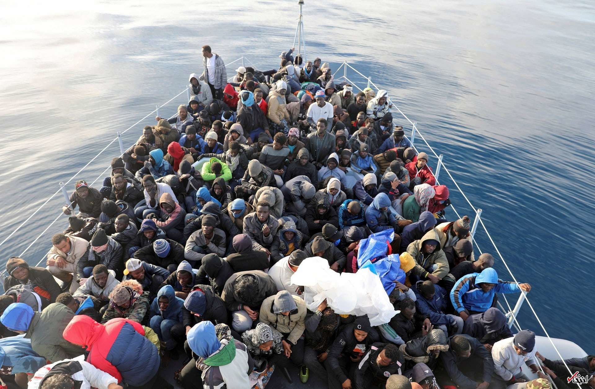 مهاجران غیرقانونی در یک کشتی نجات در دریای مدیترانه (عکس)