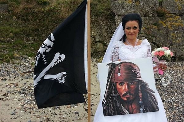 ازدواج عجیب یک زن با روح دزد دریایی! (+عکس)